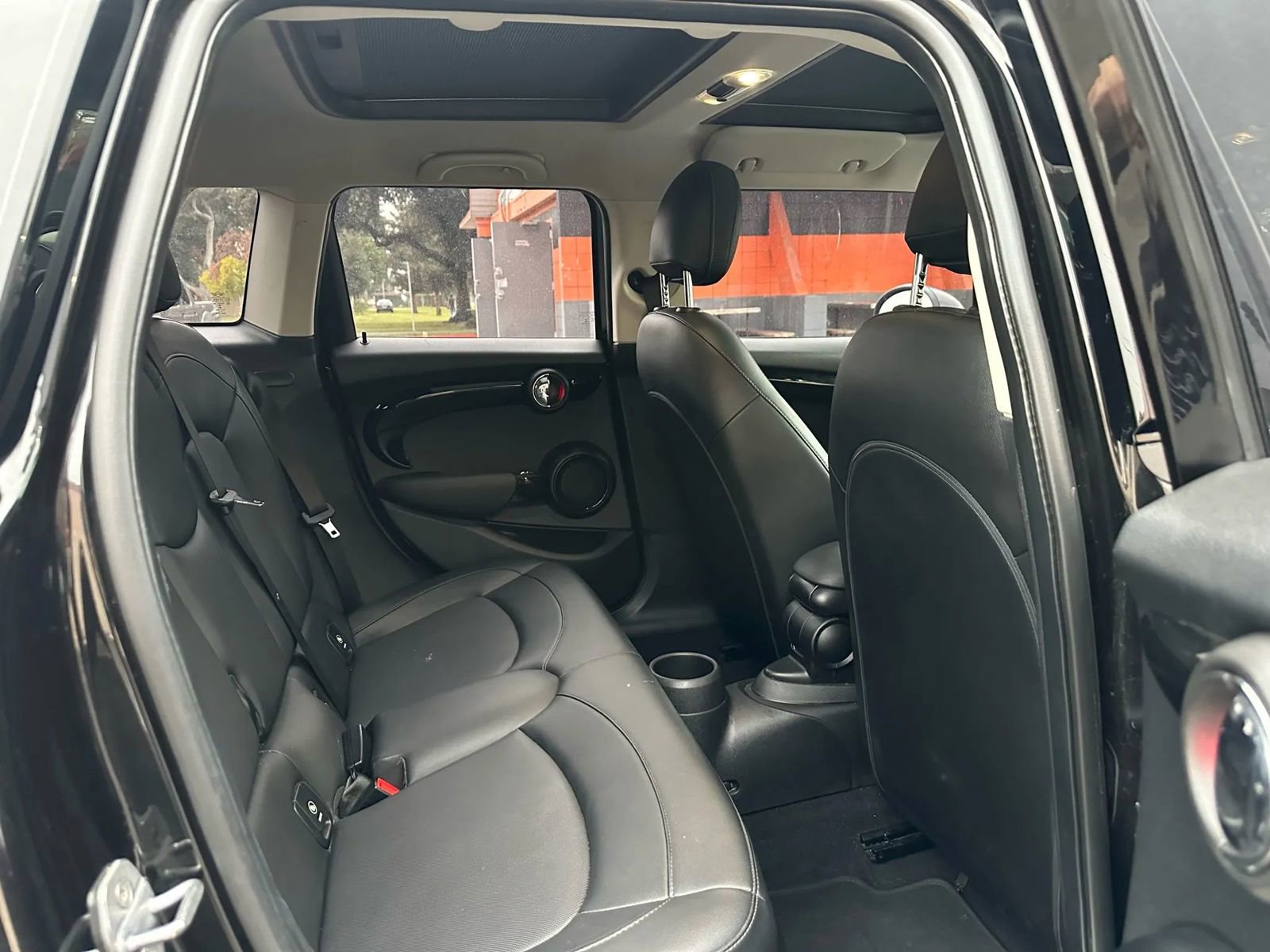 Used 2019 MINI Cooper 4-Door Hardtop w/ Signature Upholstery Package image 9