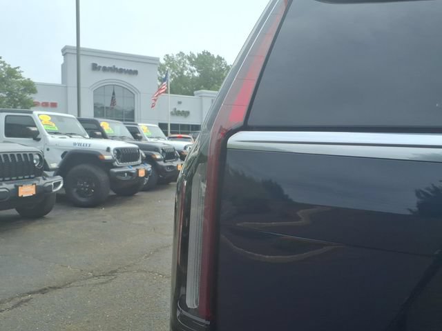 Used 2023 Cadillac Escalade ESV Premium Luxury AWD/4WD image 16