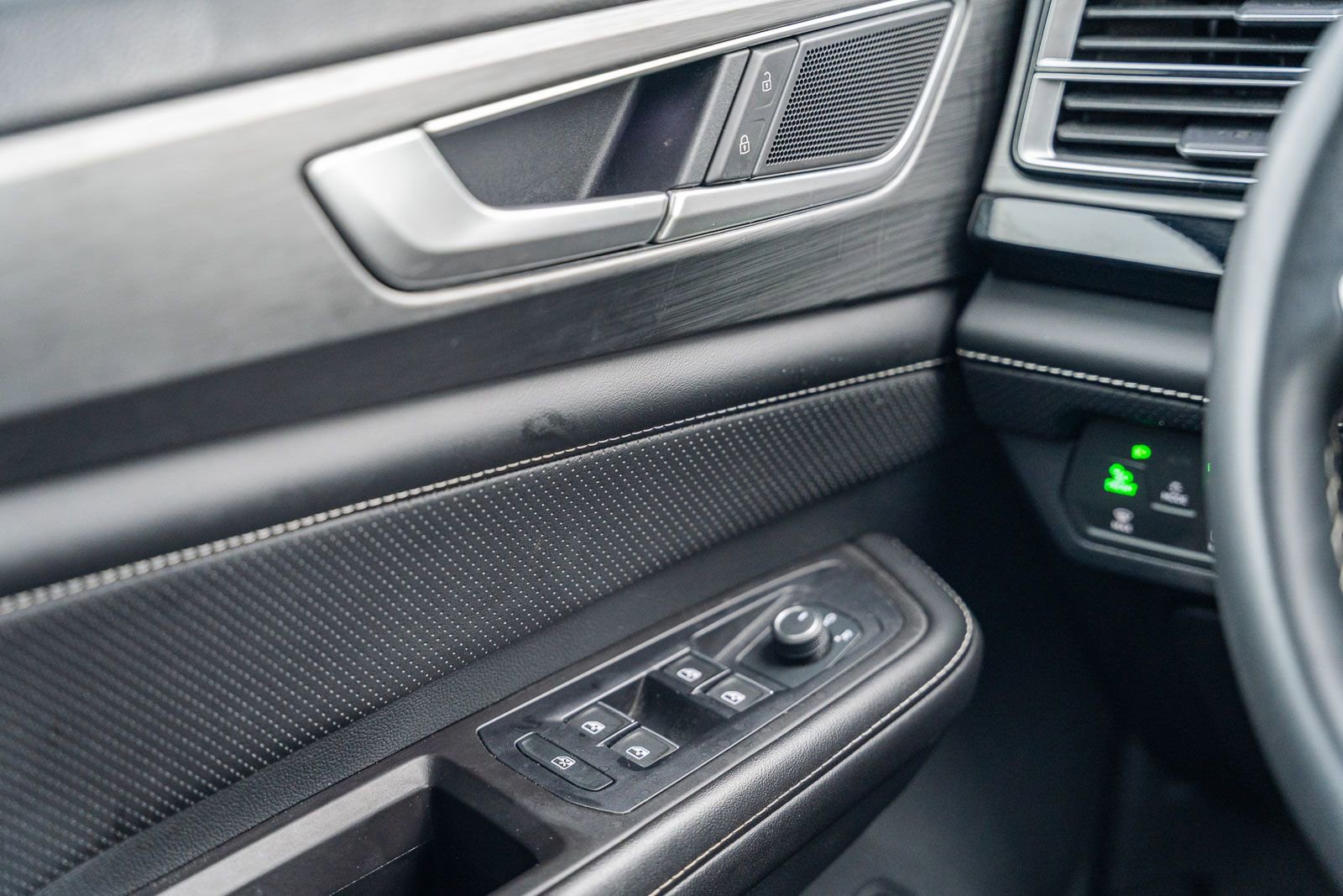 Used 2024 Volkswagen Atlas Cross Sport SE image 27