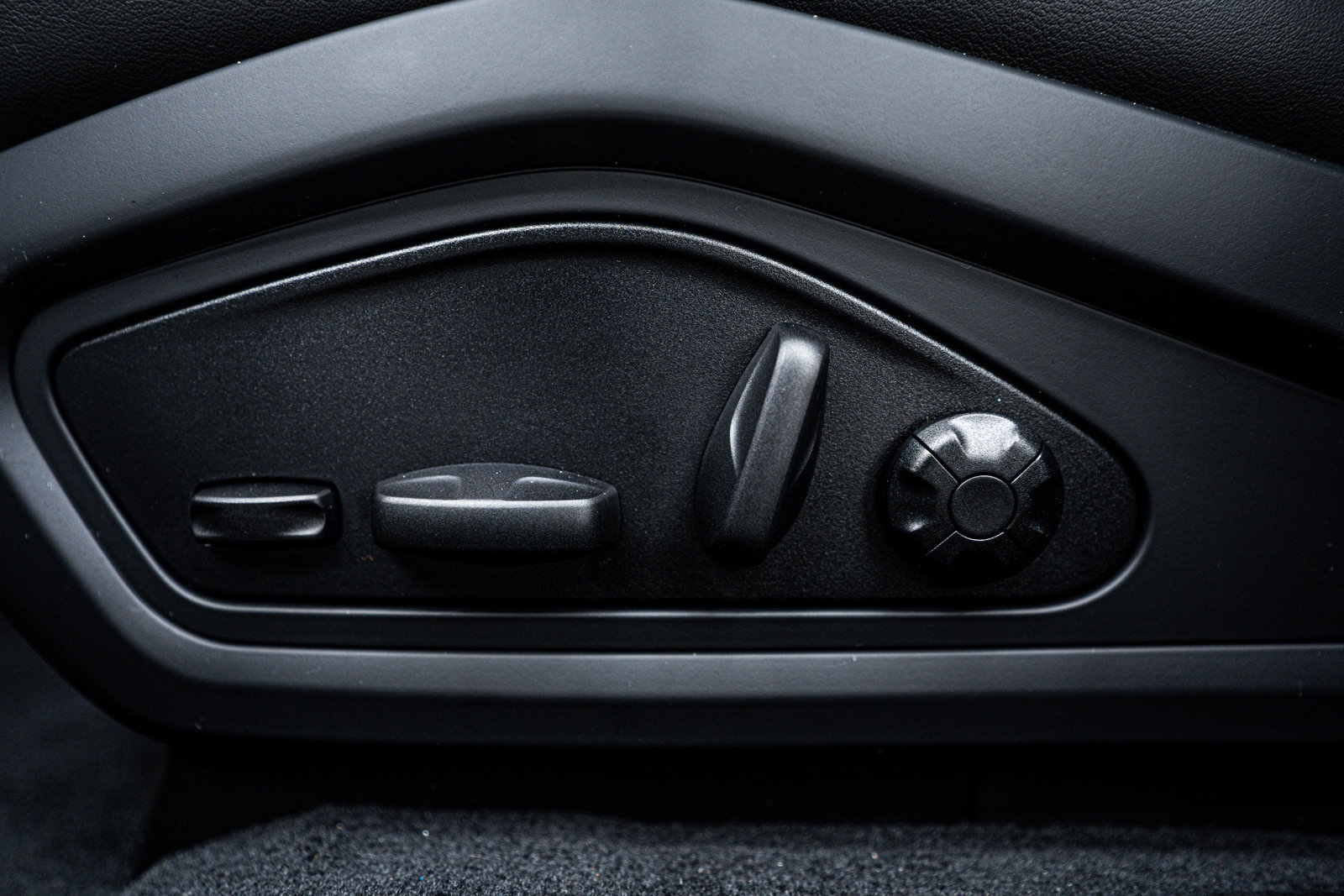 New 2025 Porsche Taycan 4S image 19