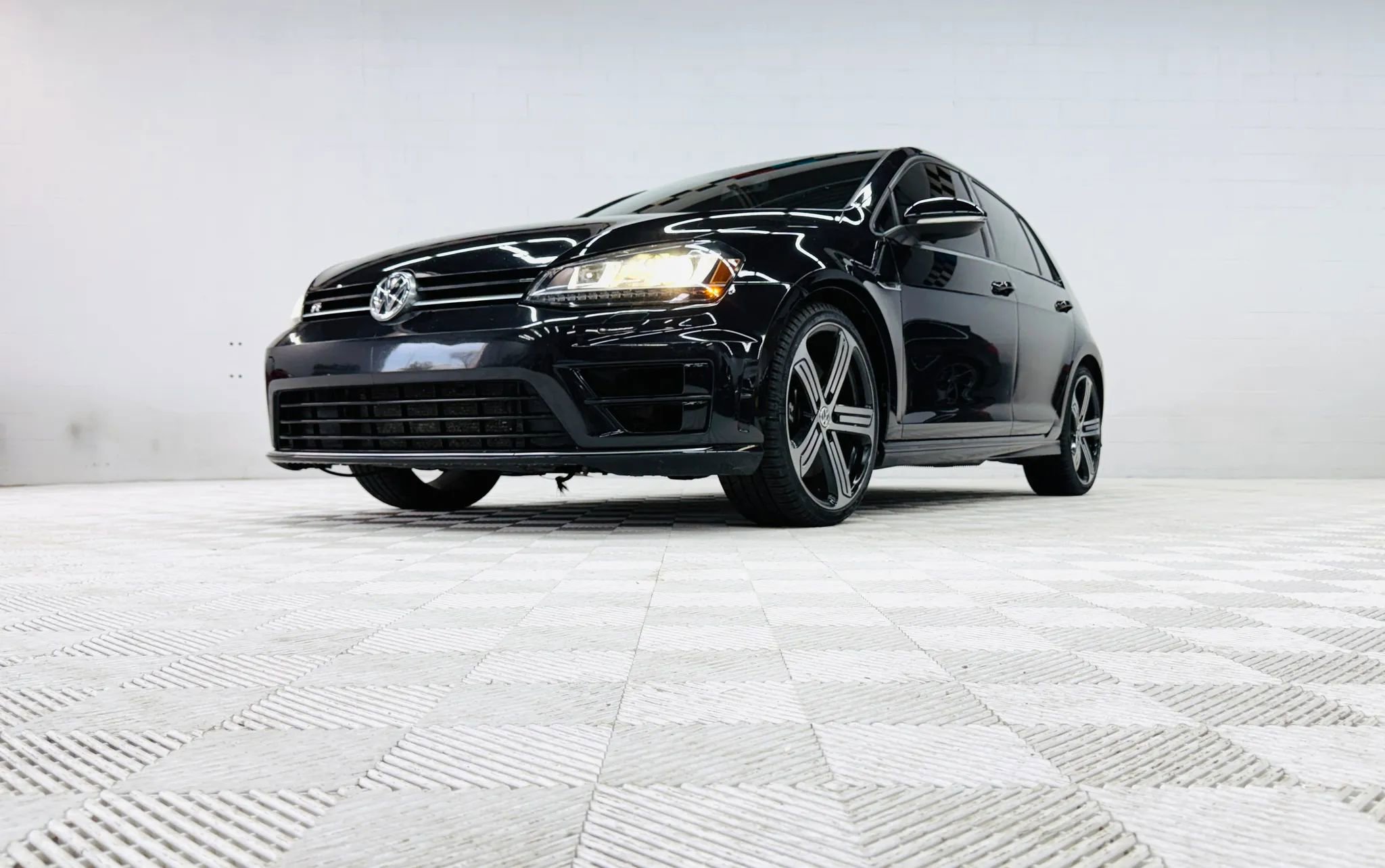 Used 2016 Volkswagen Golf R 4-Door AWD/4WD image 6