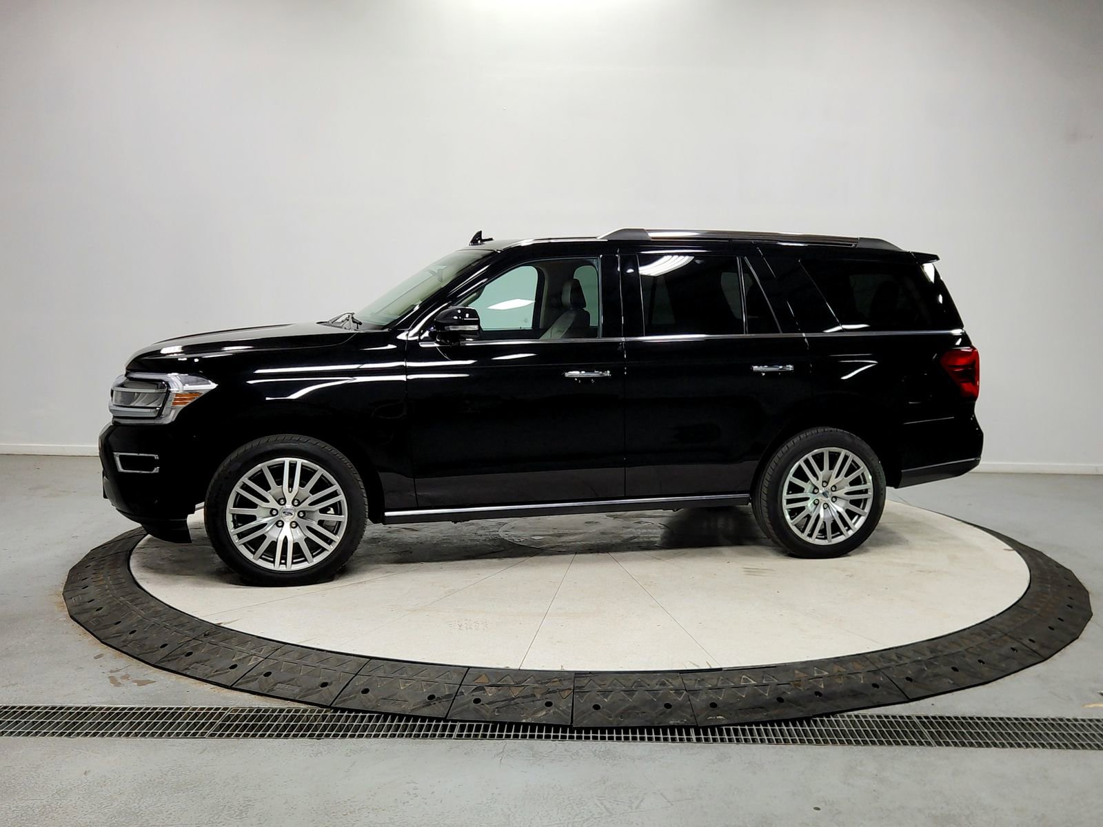 Used 2023 Ford Expedition Limited image 4