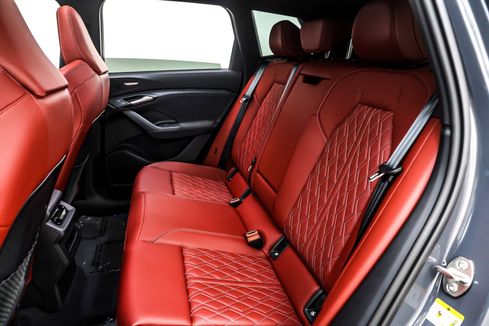 Used 2025 Audi SQ6 e-tron Prestige w/ Red Edition One image 9