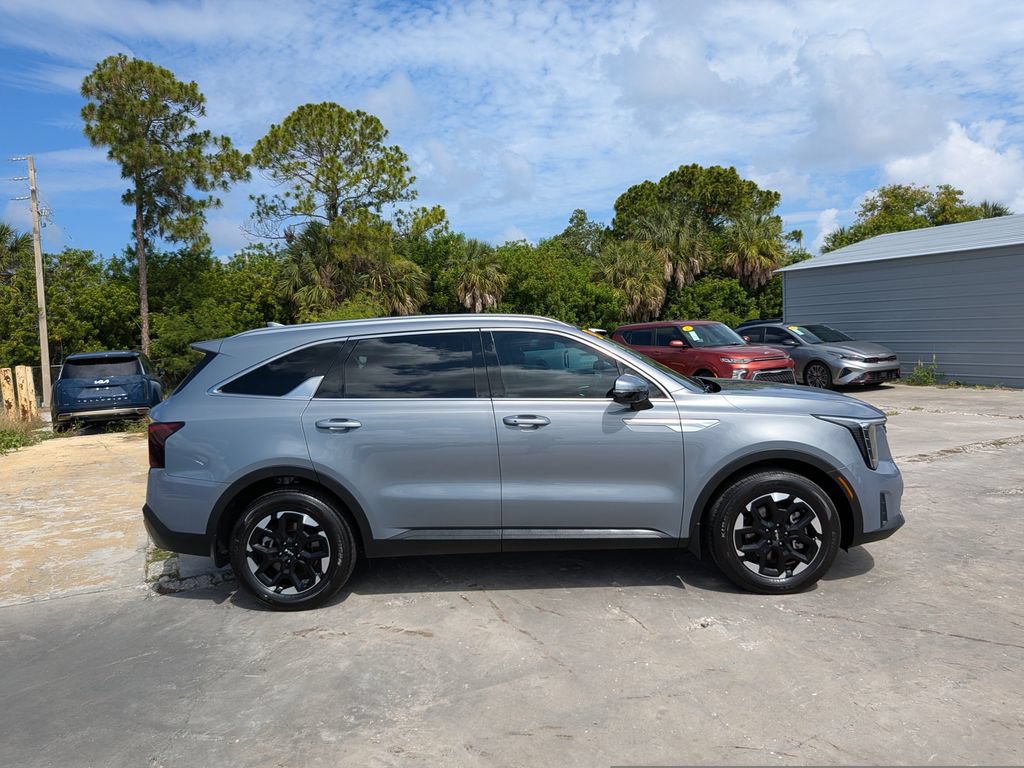 Certified 2025 Kia Sorento S FWD image 9