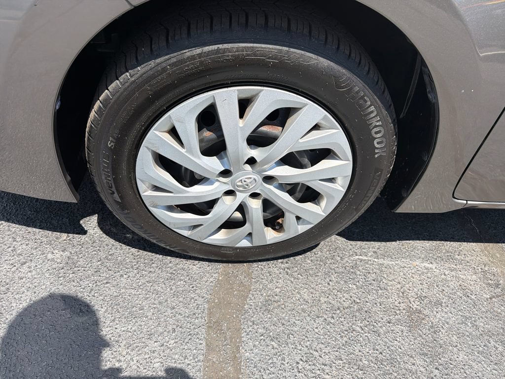 Used 2018 Toyota Corolla LE FWD image 18