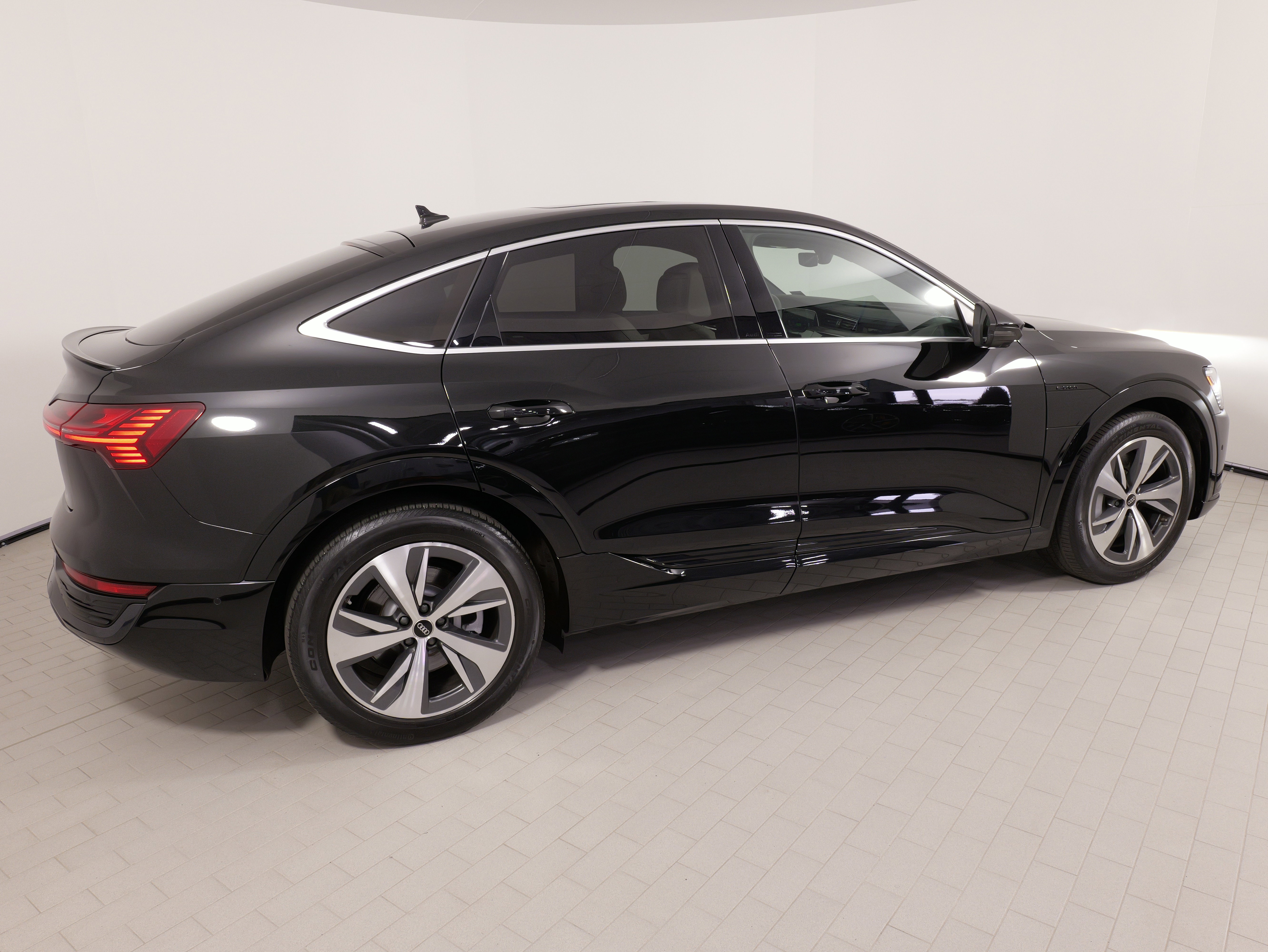 Used 2024 Audi Q8 e-tron Premium Plus w/ Premium Plus Package image 9