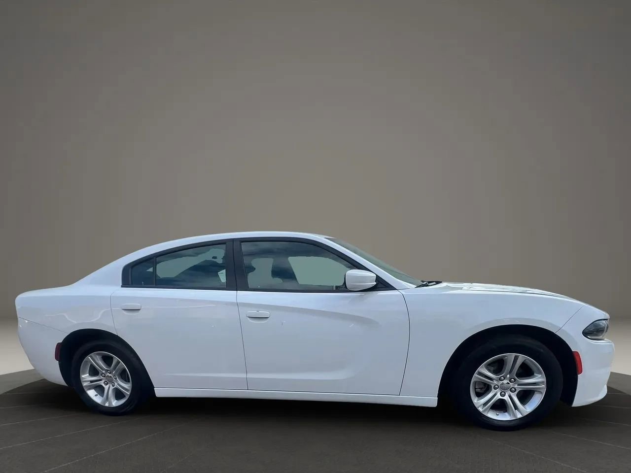 Used 2022 Dodge Charger SXT RWD image 4