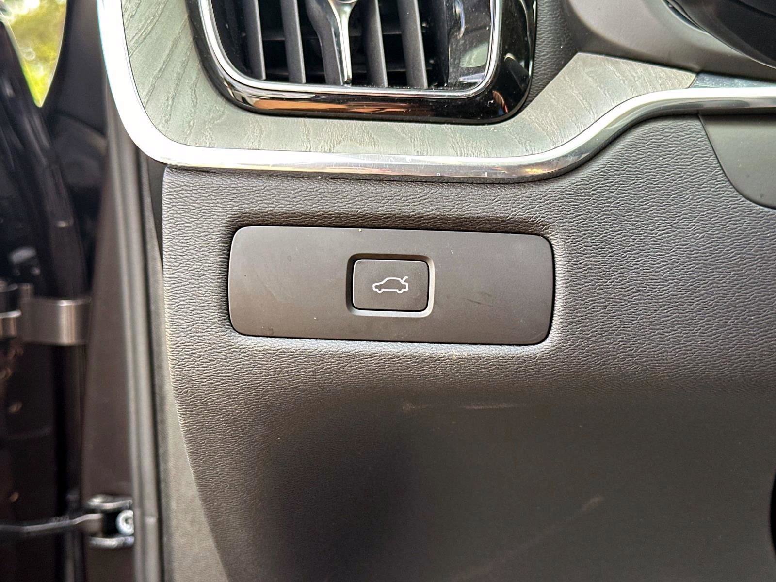 Certified 2025 Volvo XC60 B5 Plus image 29