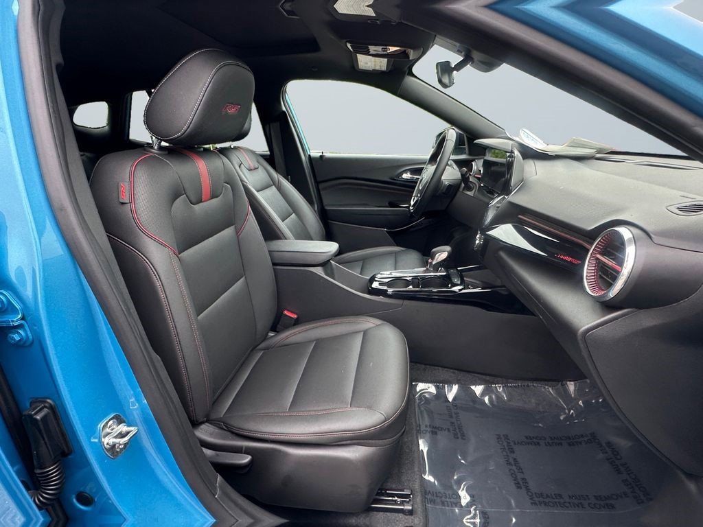 Certified 2025 Chevrolet Trax RS w/ Sunroof Package FWD image 15