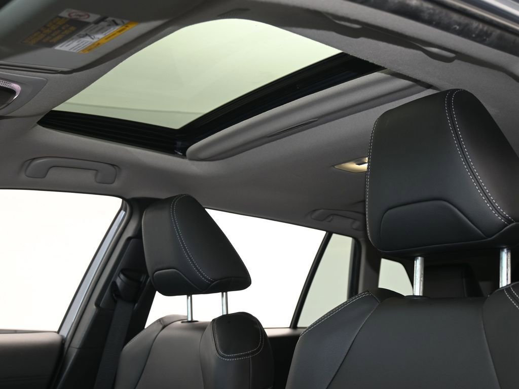 Used 2022 Toyota Corolla Cross XLE image 12