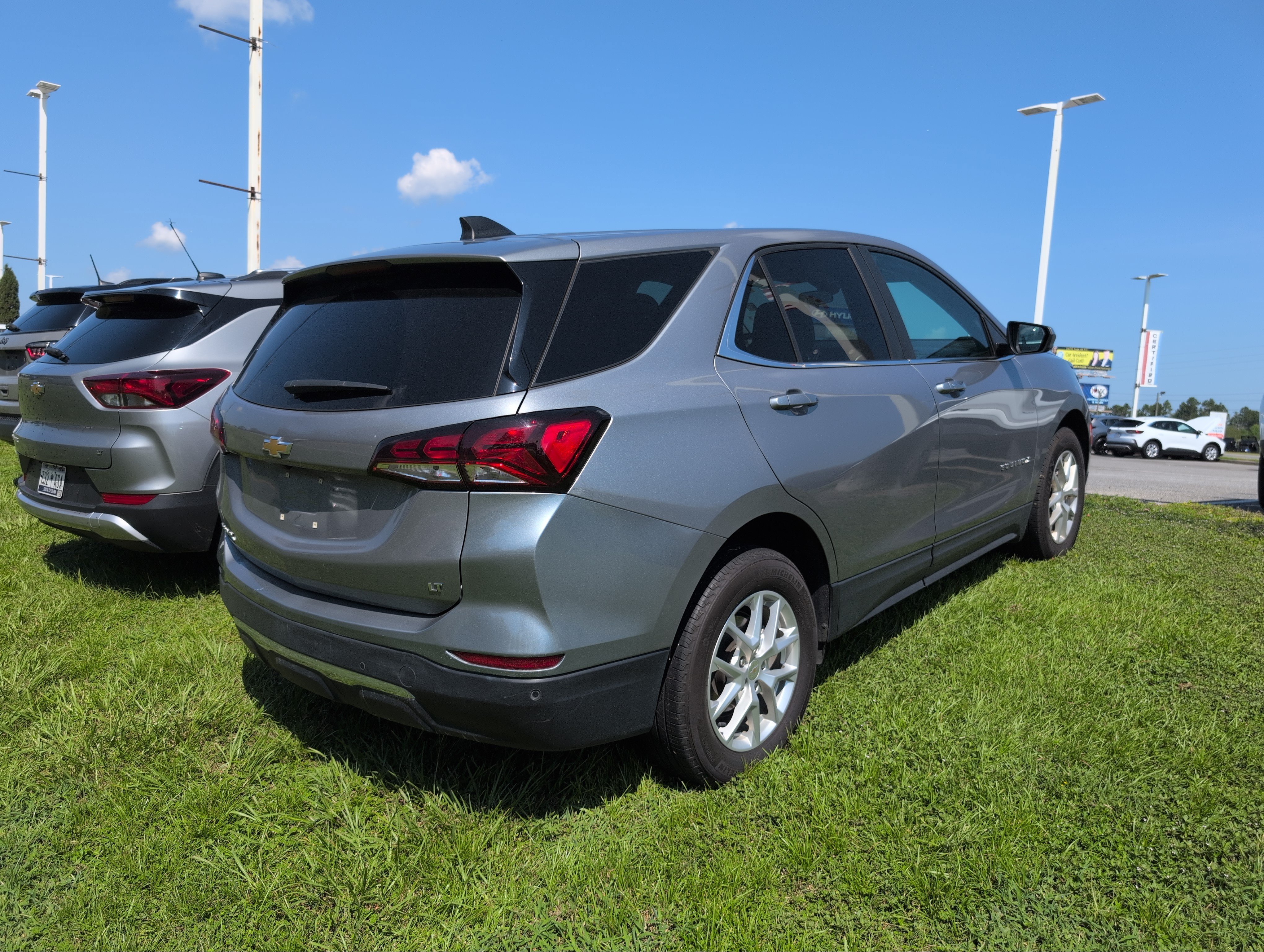 Used 2024 Chevrolet Equinox LT FWD image 2