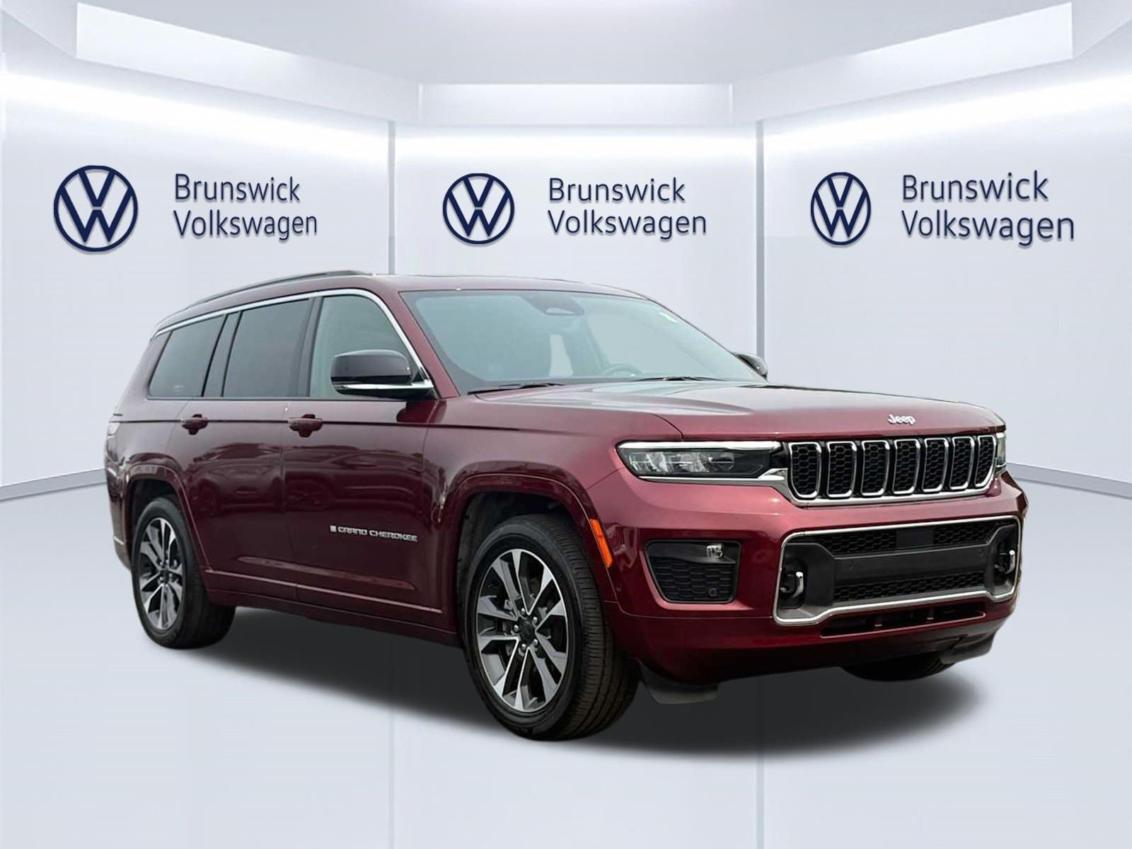 Used 2024 Jeep Grand Cherokee L Overland w/ Luxury Tech Group IV AWD/4WD image 3
