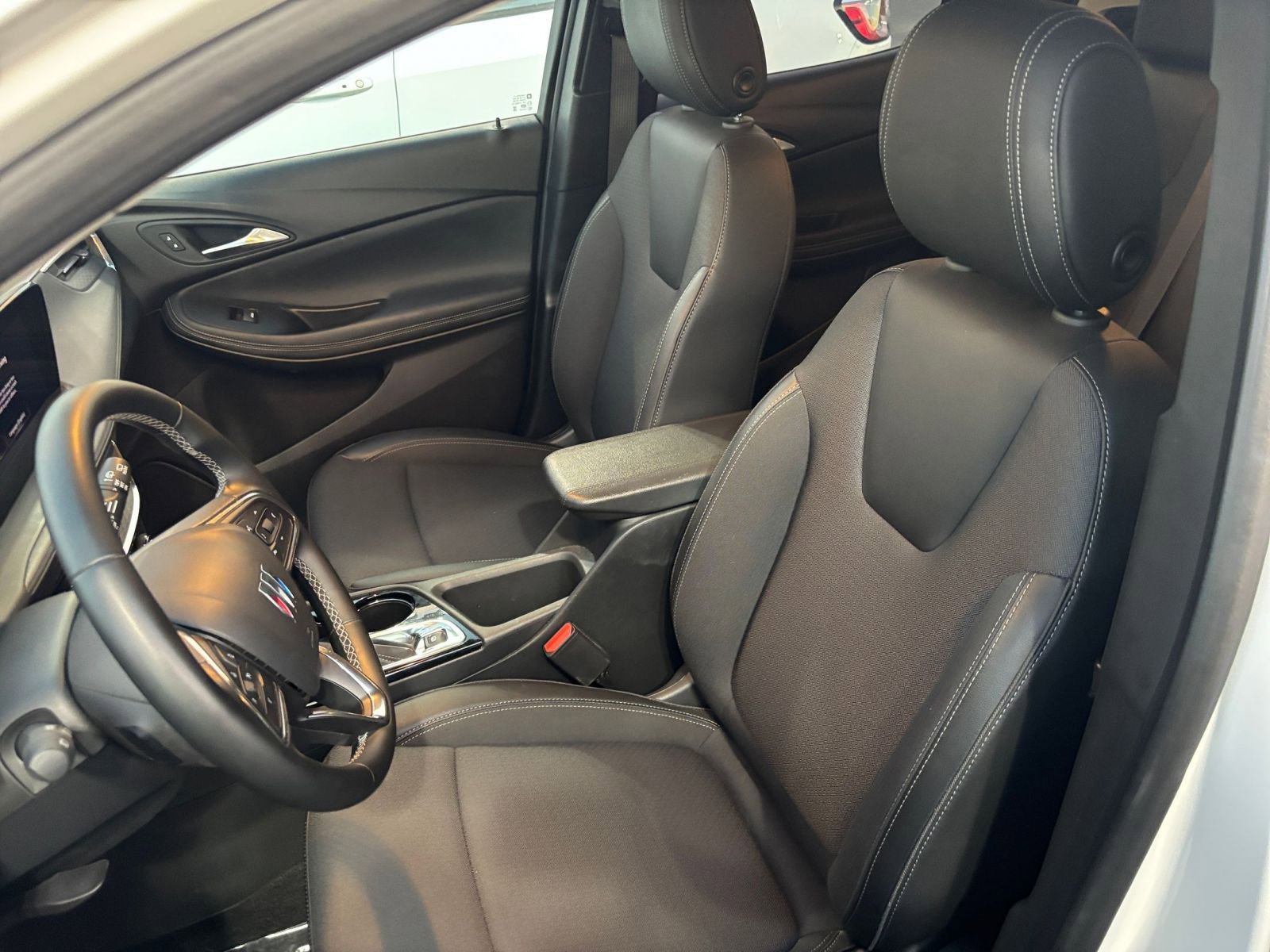 Used 2025 Buick Encore GX Preferred image 35