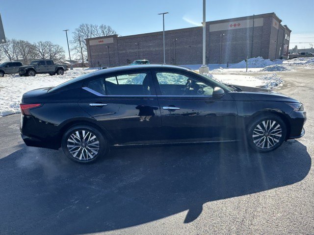 Used 2024 Nissan Altima 2.5 SV FWD image 9