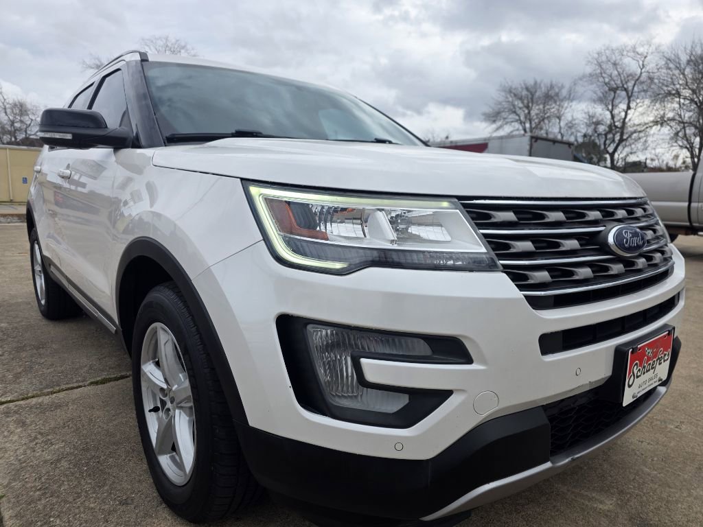 Used 2017 Ford Explorer XLT w/ Equipment Group 202A image 3