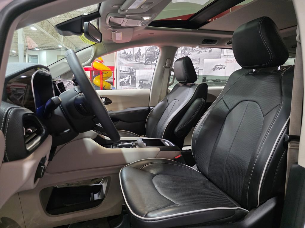 Used 2024 Chrysler Pacifica Limited image 15