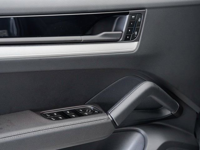 Certified 2025 Porsche Cayenne image 8
