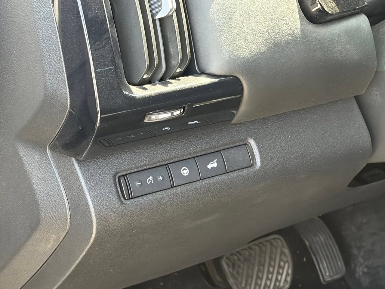 Used 2025 Nissan Pathfinder SV FWD image 6