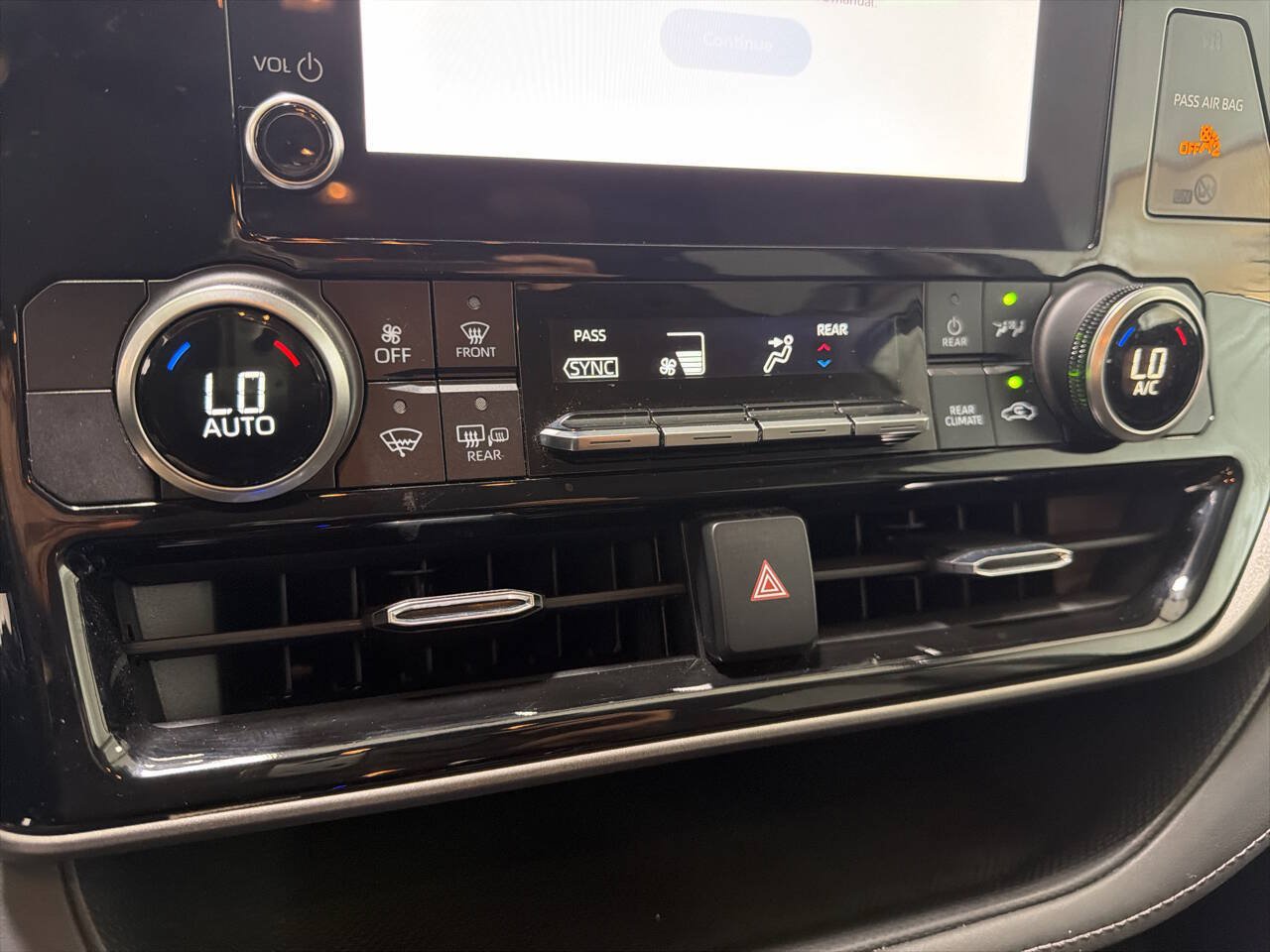 Used 2023 Toyota Highlander LE AWD/4WD image 12