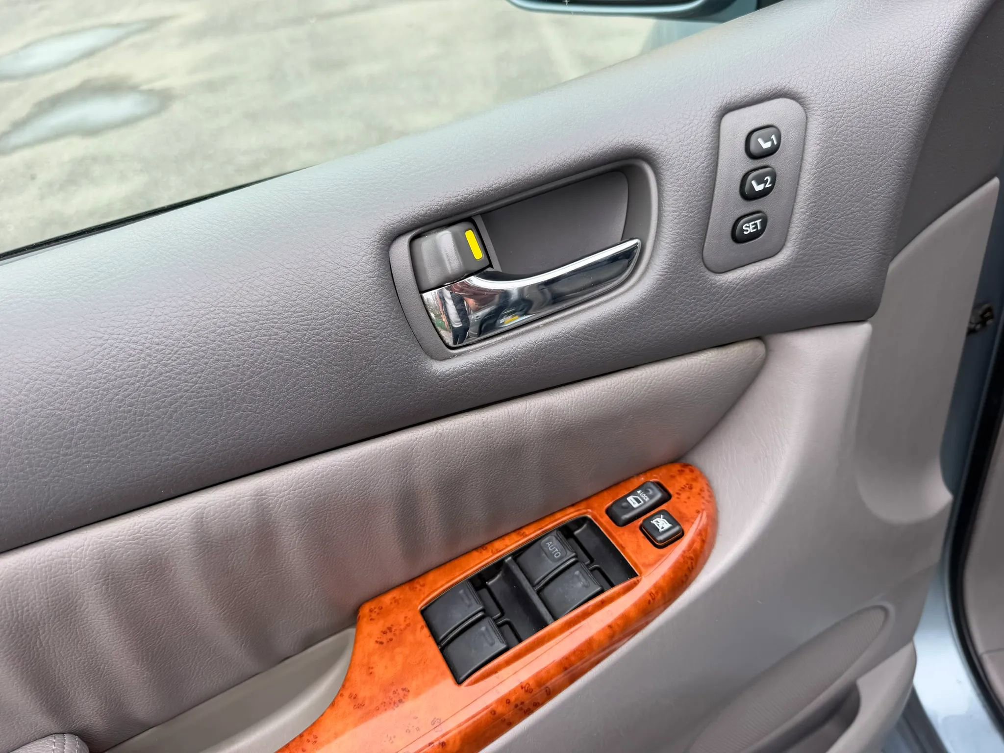 Used 2006 Toyota Sienna XLE Limited image 26