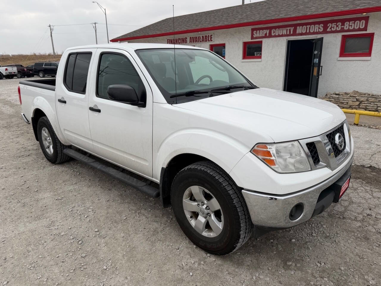 Used 2010 Nissan Frontier SE image 1