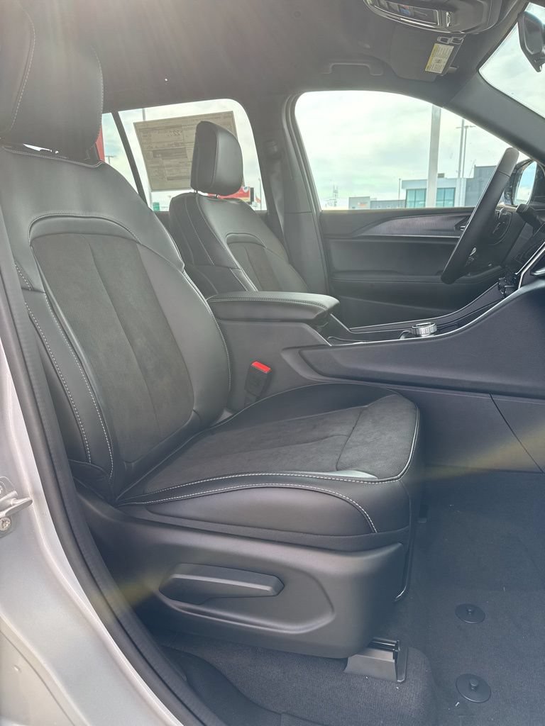 New 2025 Jeep Grand Cherokee Altitude AWD/4WD image 29