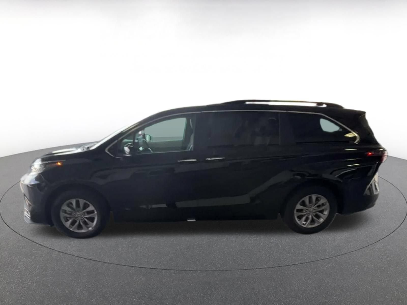 Used 2025 Toyota Sienna XLE FWD image 8