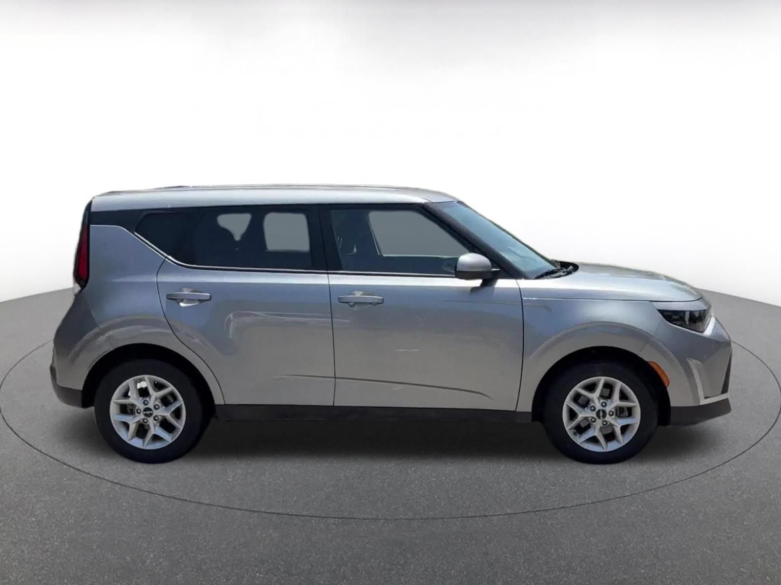 Used 2025 Kia Soul LX w/ LX Technology Package FWD image 15