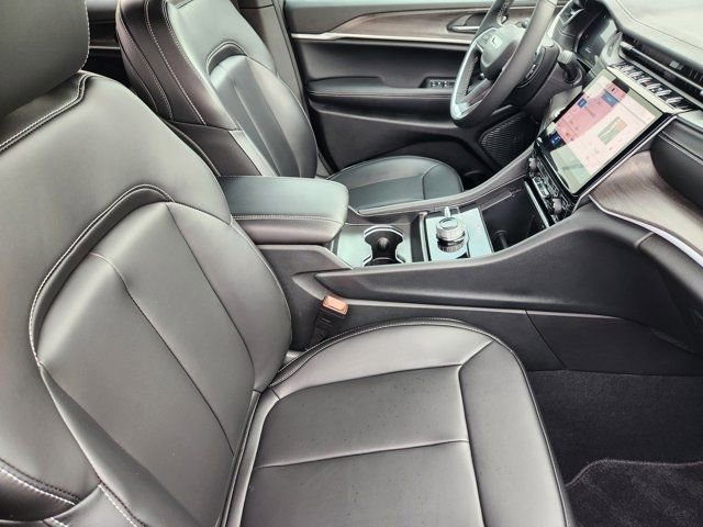 Used 2025 Jeep Grand Cherokee Limited image 19