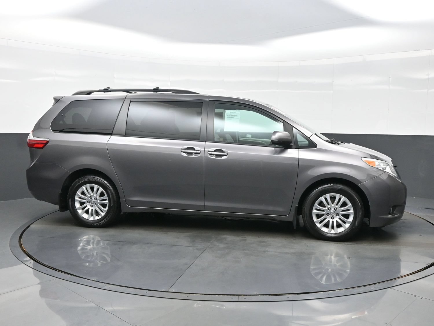 Used 2017 Toyota Sienna XLE w/ XLE Navigation Package FWD image 7