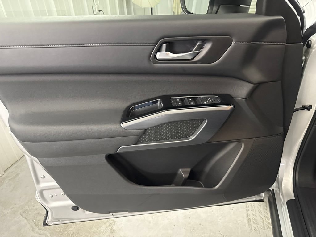 Used 2025 Nissan Pathfinder SL w/ Black Appearance Package FWD image 8