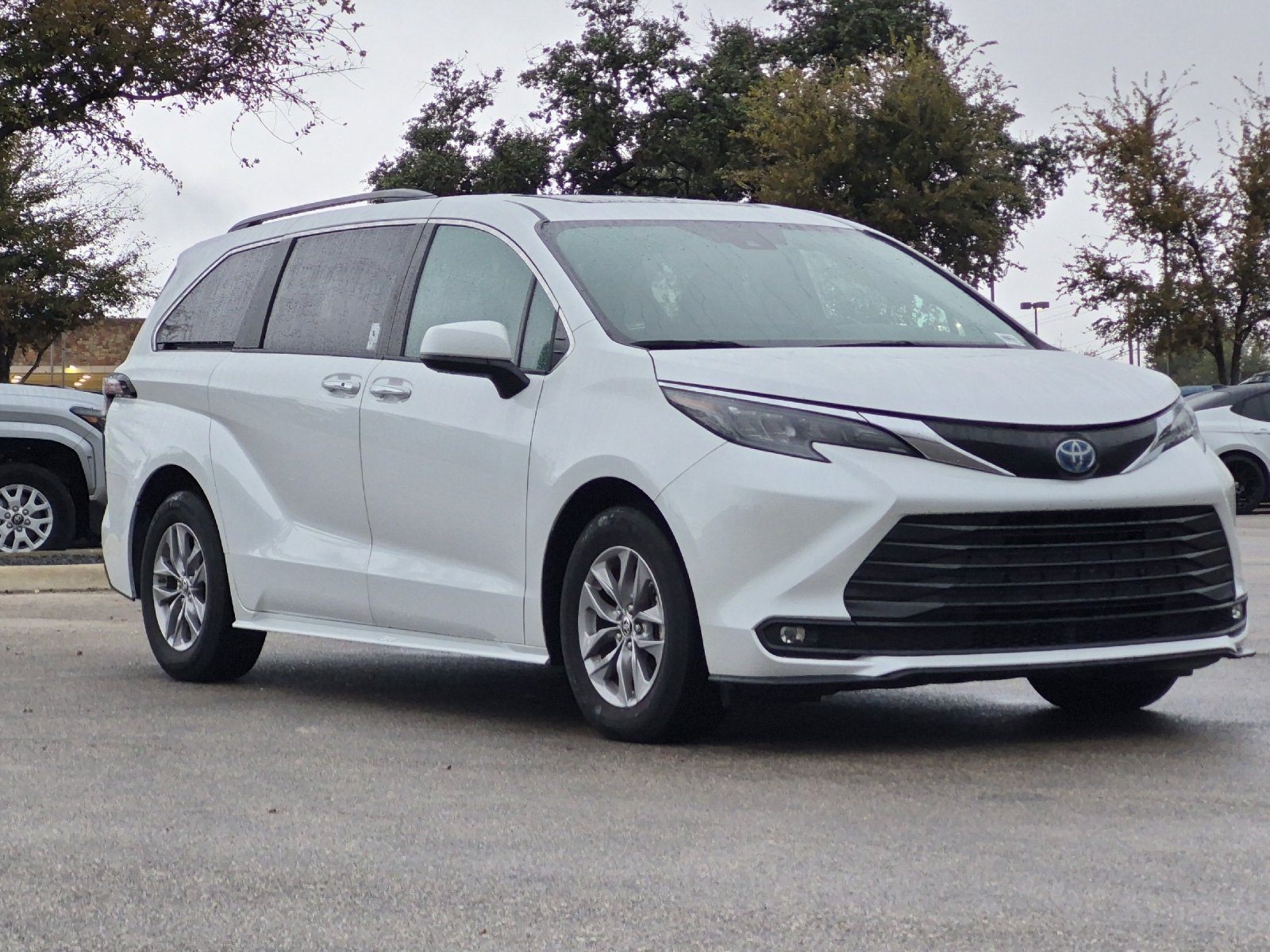 Used 2025 Toyota Sienna XLE FWD image 7