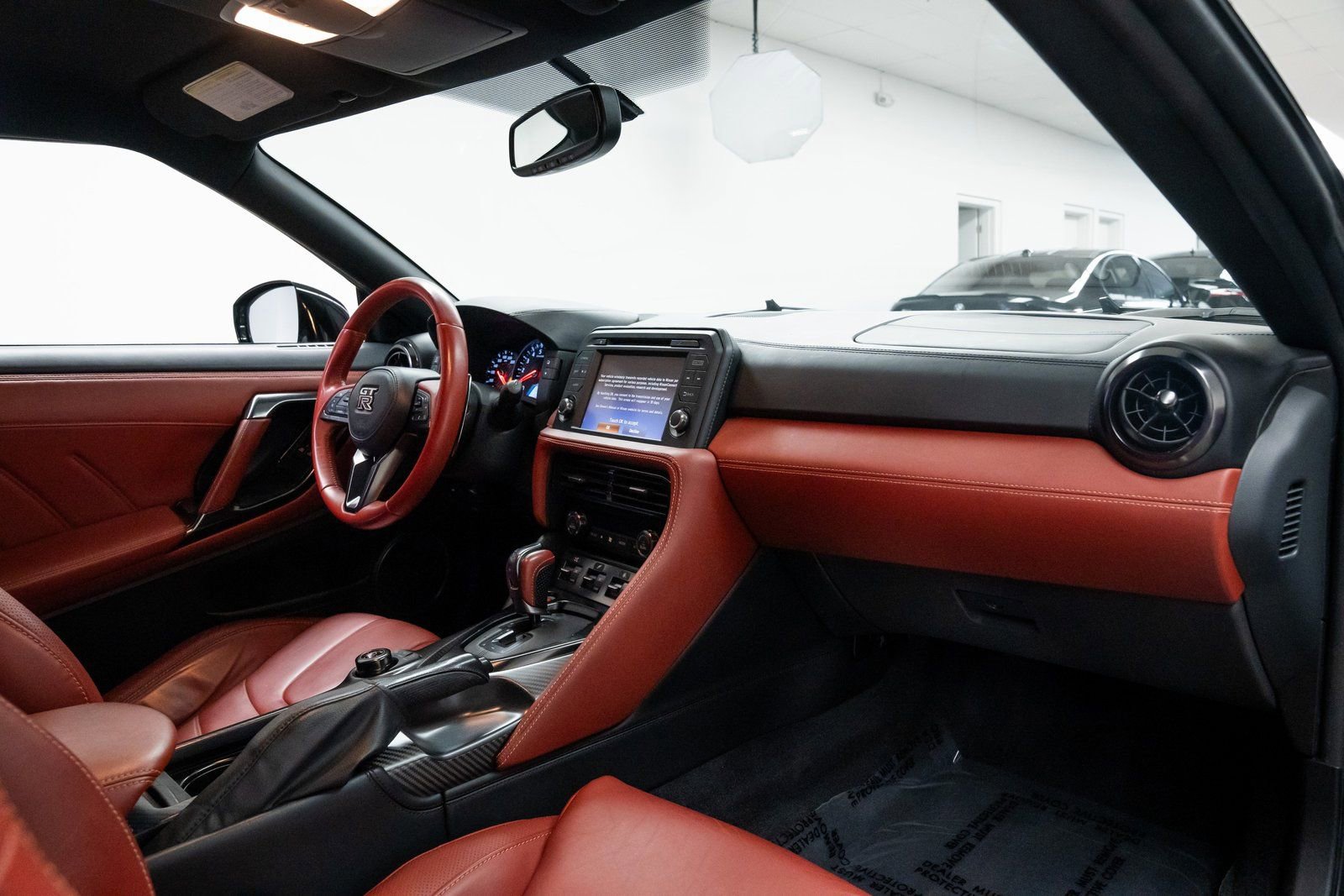 Used 2017 Nissan GT-R Premium w/ Premium Interior Package image 27