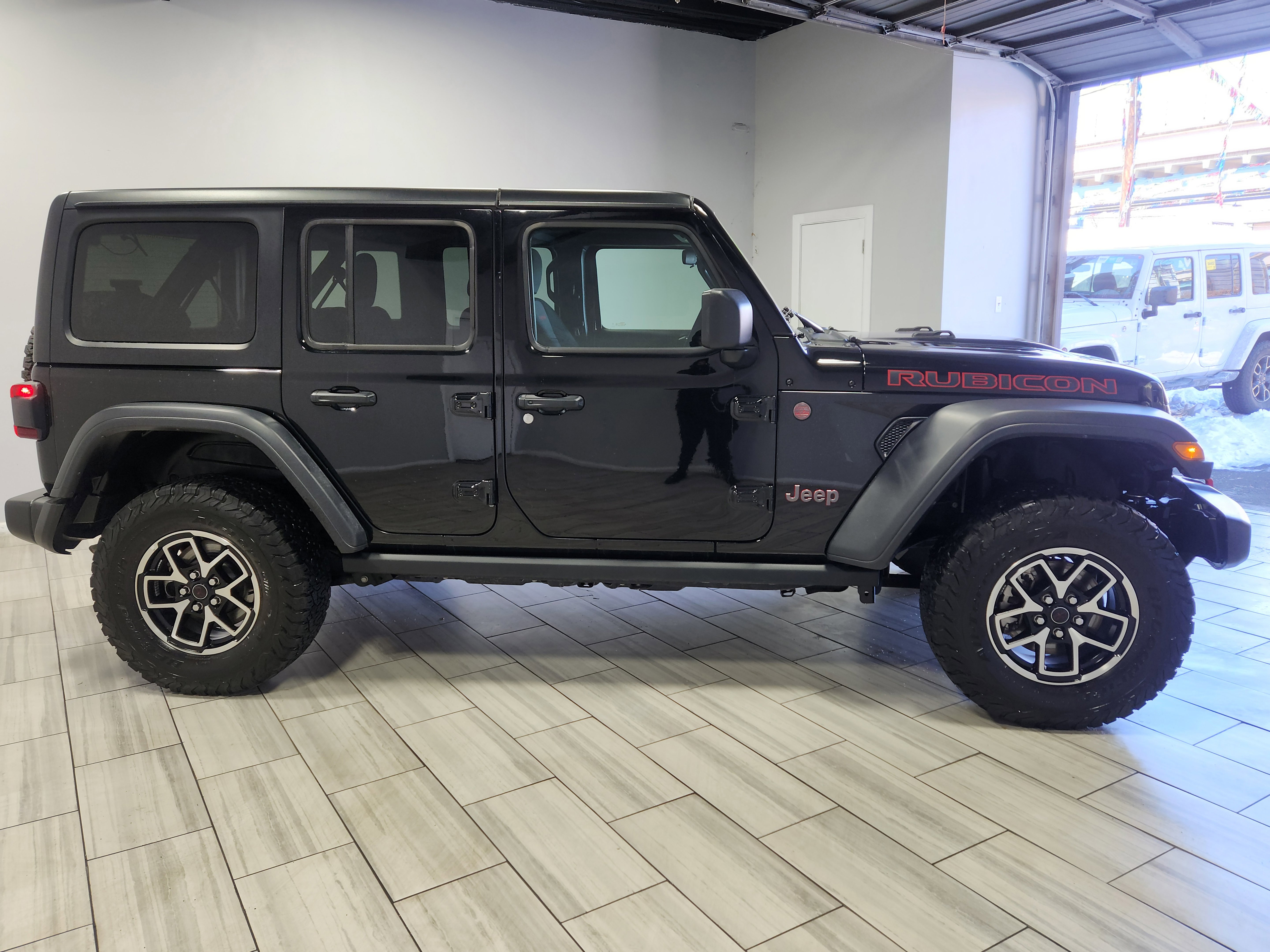 Used 2025 Jeep Wrangler Unlimited Rubicon image 6