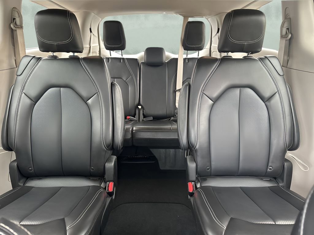 Used 2024 Chrysler Pacifica Touring-L image 12