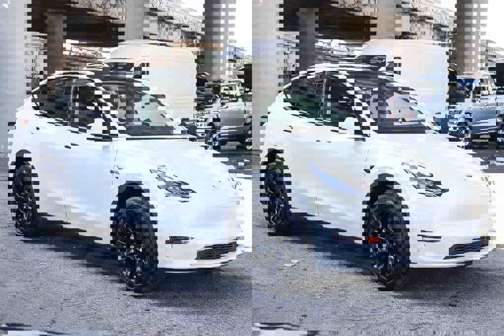 Used 2024 Tesla Model Y 2WD image 3