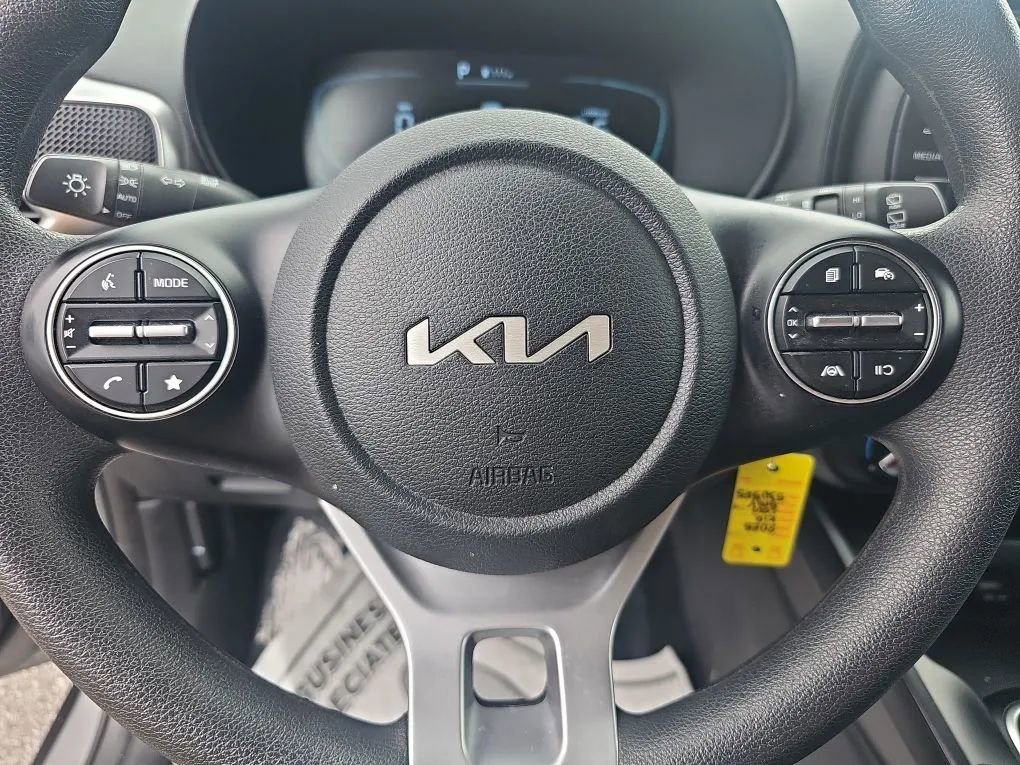 Used 2025 Kia Soul LX w/ LX Technology Package FWD image 12