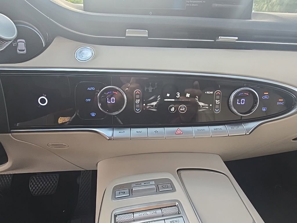 Used 2023 Genesis GV70 2.5T w/ Select Package image 17