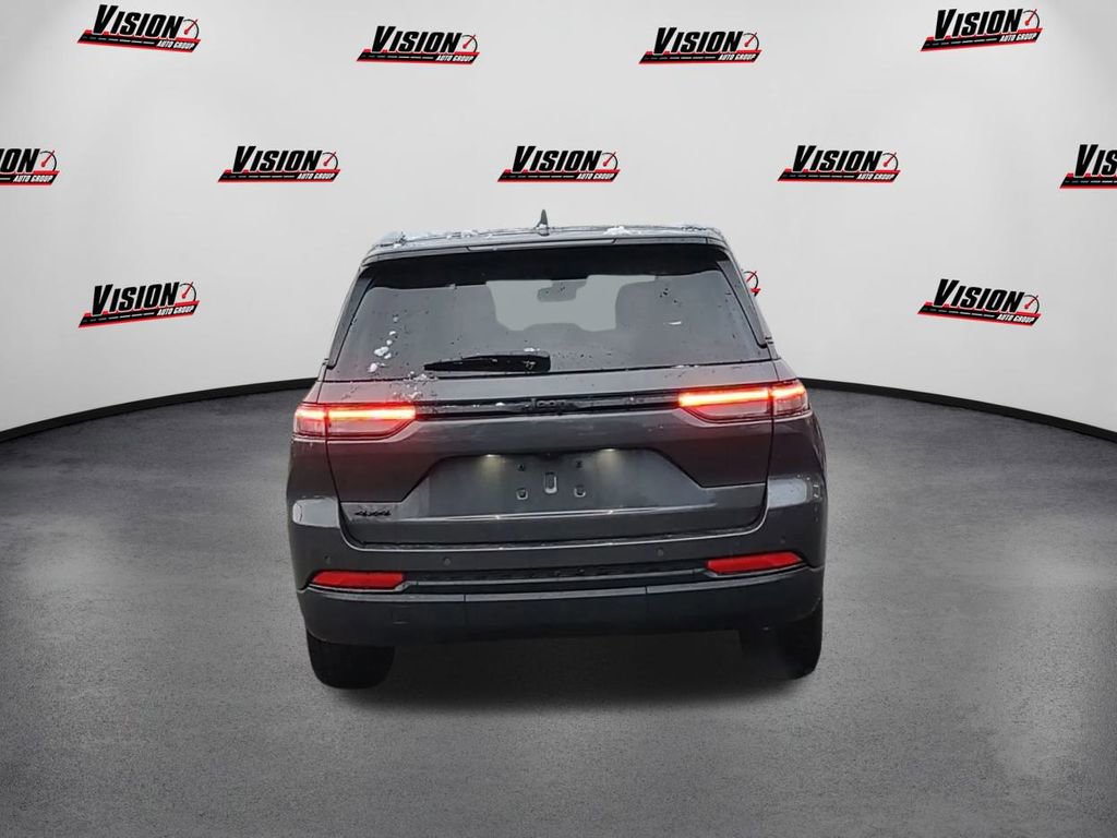 Used 2025 Jeep Grand Cherokee Altitude image 6