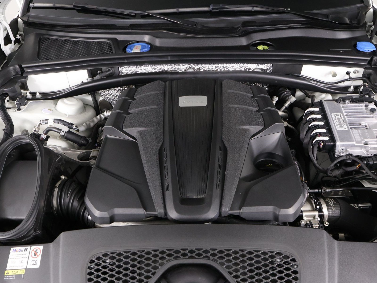 Certified 2022 Porsche Macan S AWD/4WD image 26