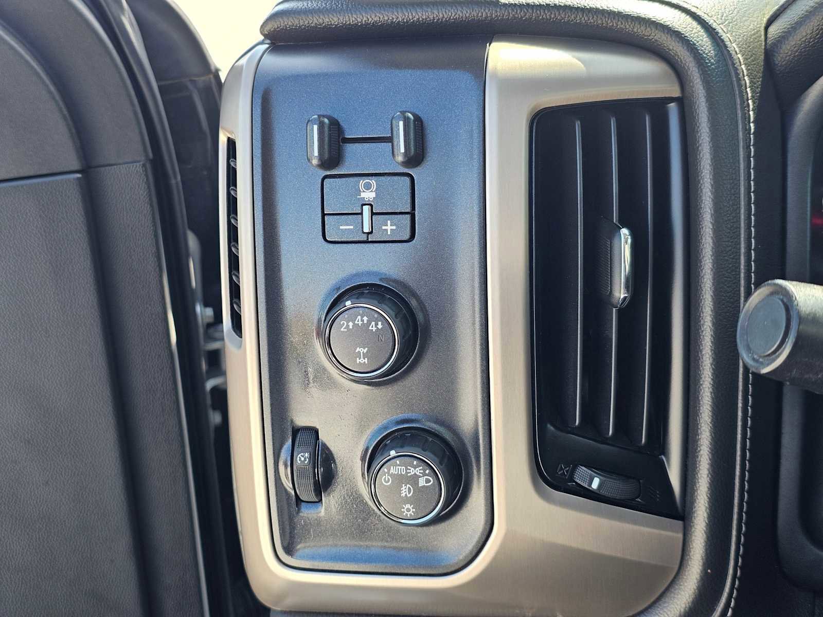 Used 2017 GMC Sierra 2500 Denali w/ Duramax Plus Package AWD/4WD image 30