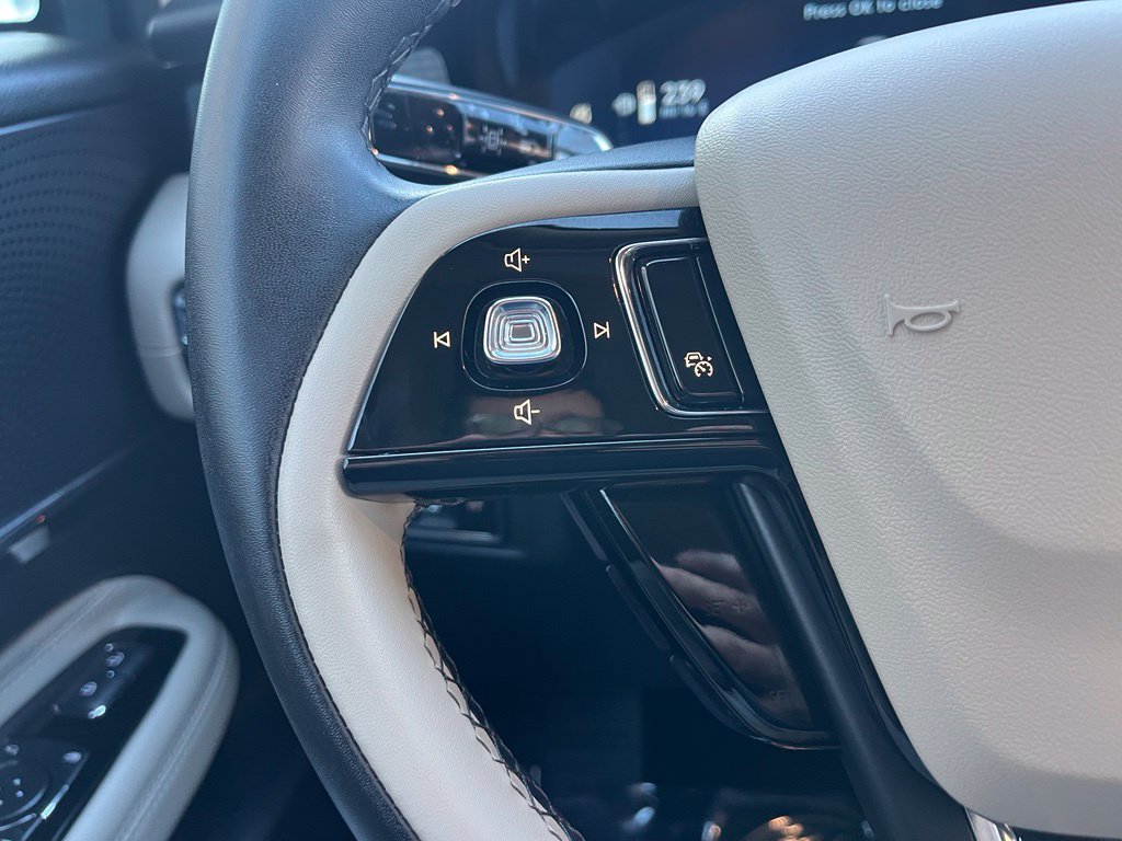 Used 2025 Lincoln Corsair AWD image 29