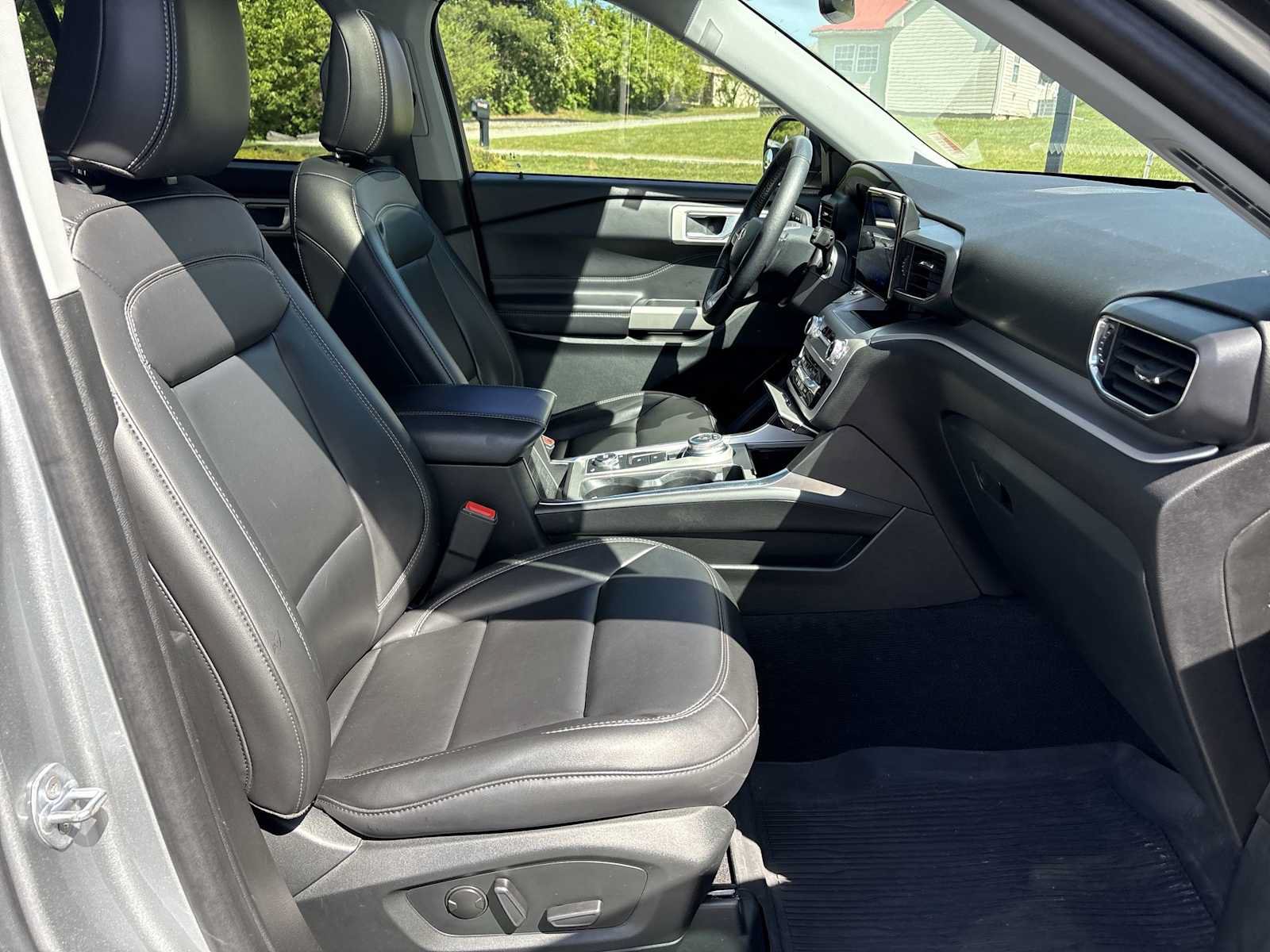 Used 2023 Ford Explorer XLT w/ Equipment Group 202A AWD/4WD image 29