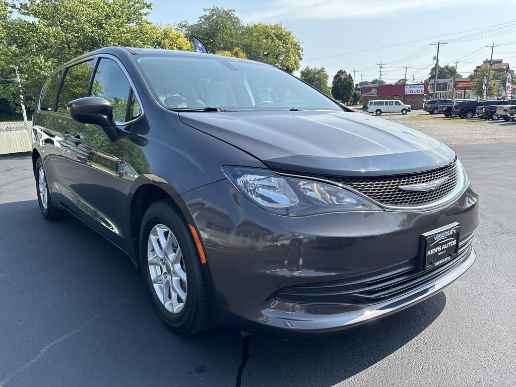 Used 2017 Chrysler Pacifica Touring image 3