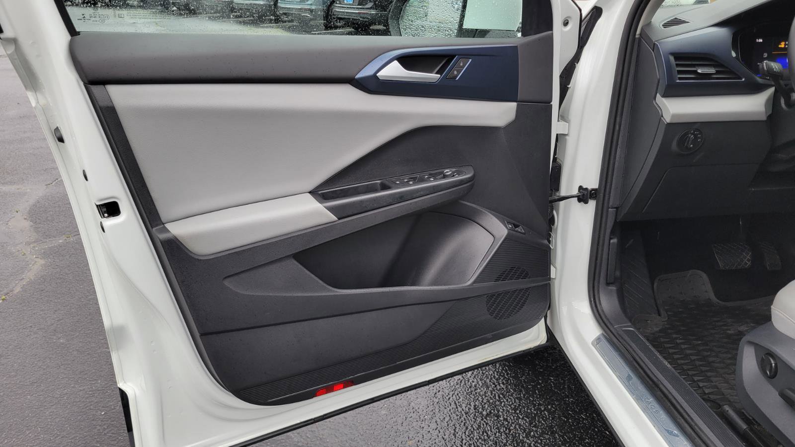 Used 2022 Volkswagen Taos SE w/ Panoramic Sunroof Package image 19