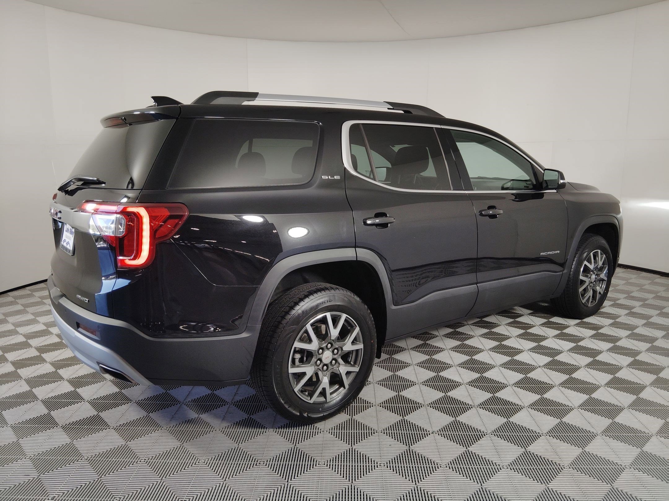 Used 2023 GMC Acadia SLE w/ Driver Convenience Package image 9