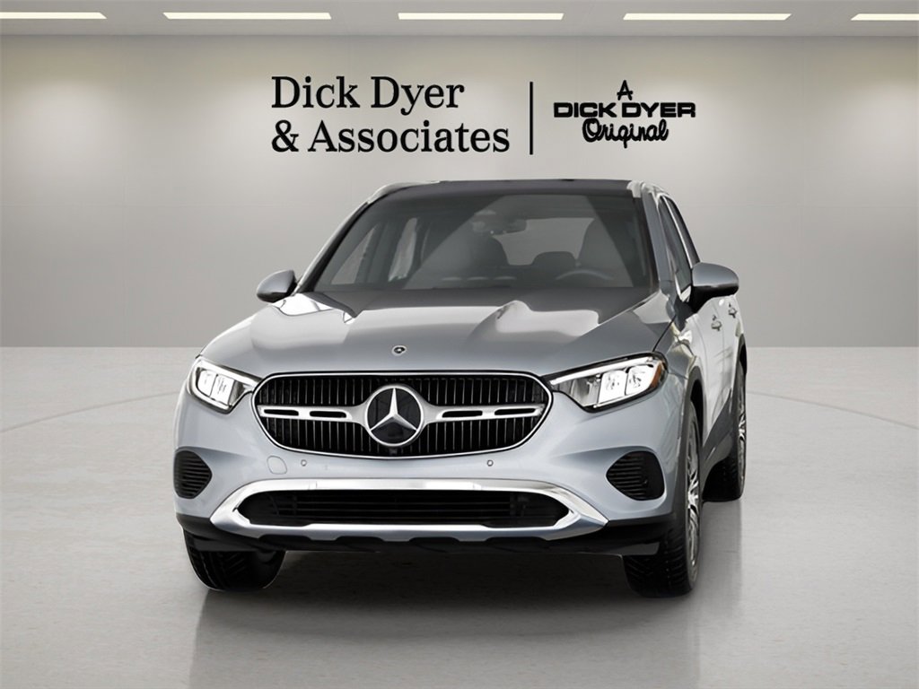 Used 2025 Mercedes-Benz GLC 300 4MATIC image 32