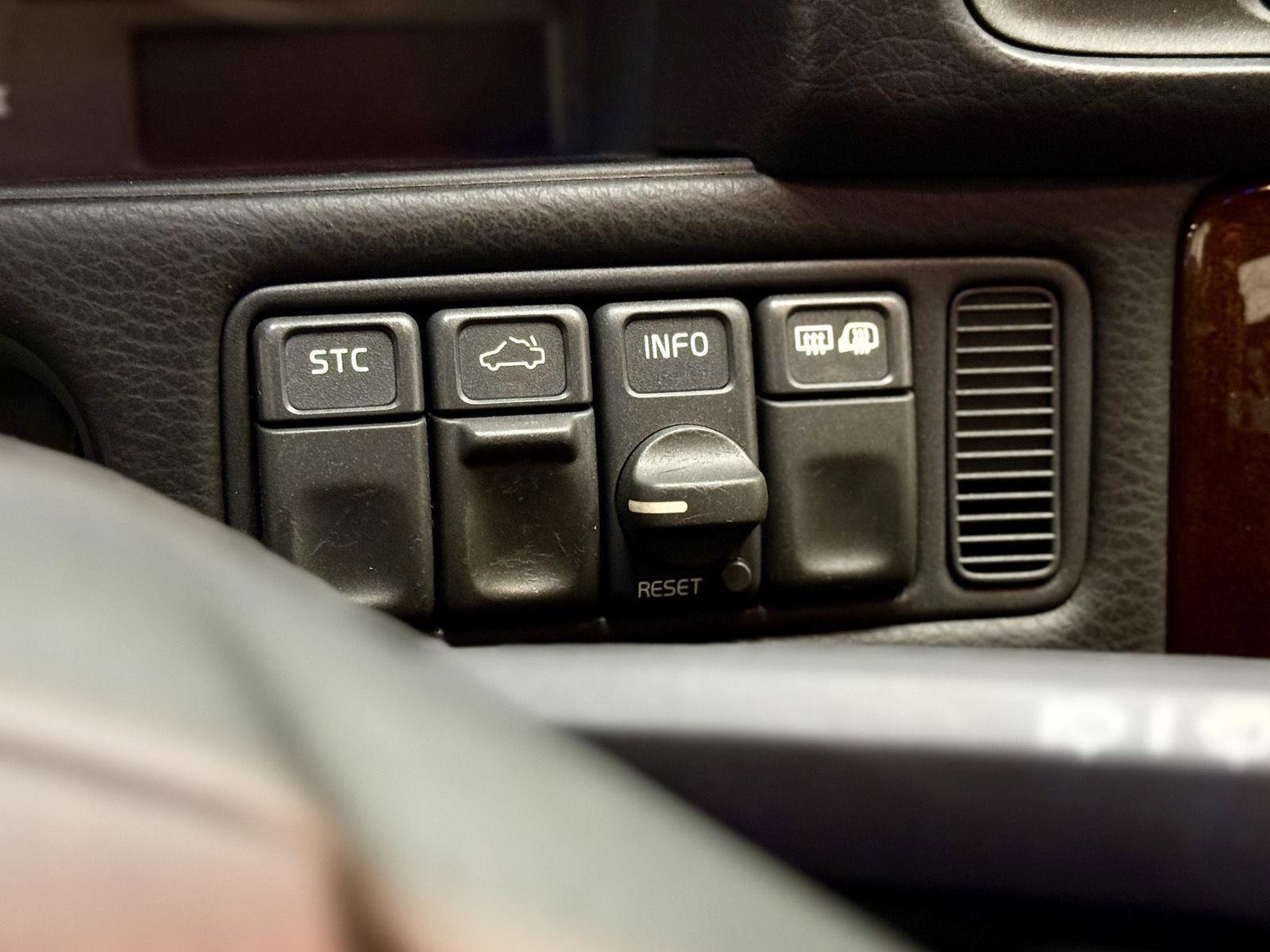 Used 2004 Volvo C70 HT FWD image 17
