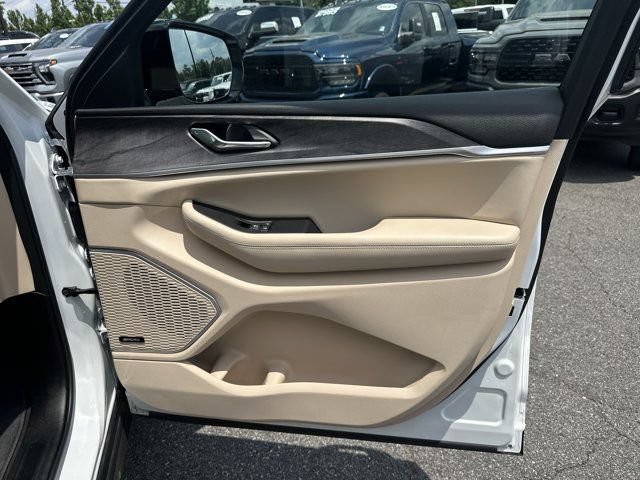 Used 2025 Jeep Grand Cherokee L Limited w/ Luxury Tech Group II RWD image 16