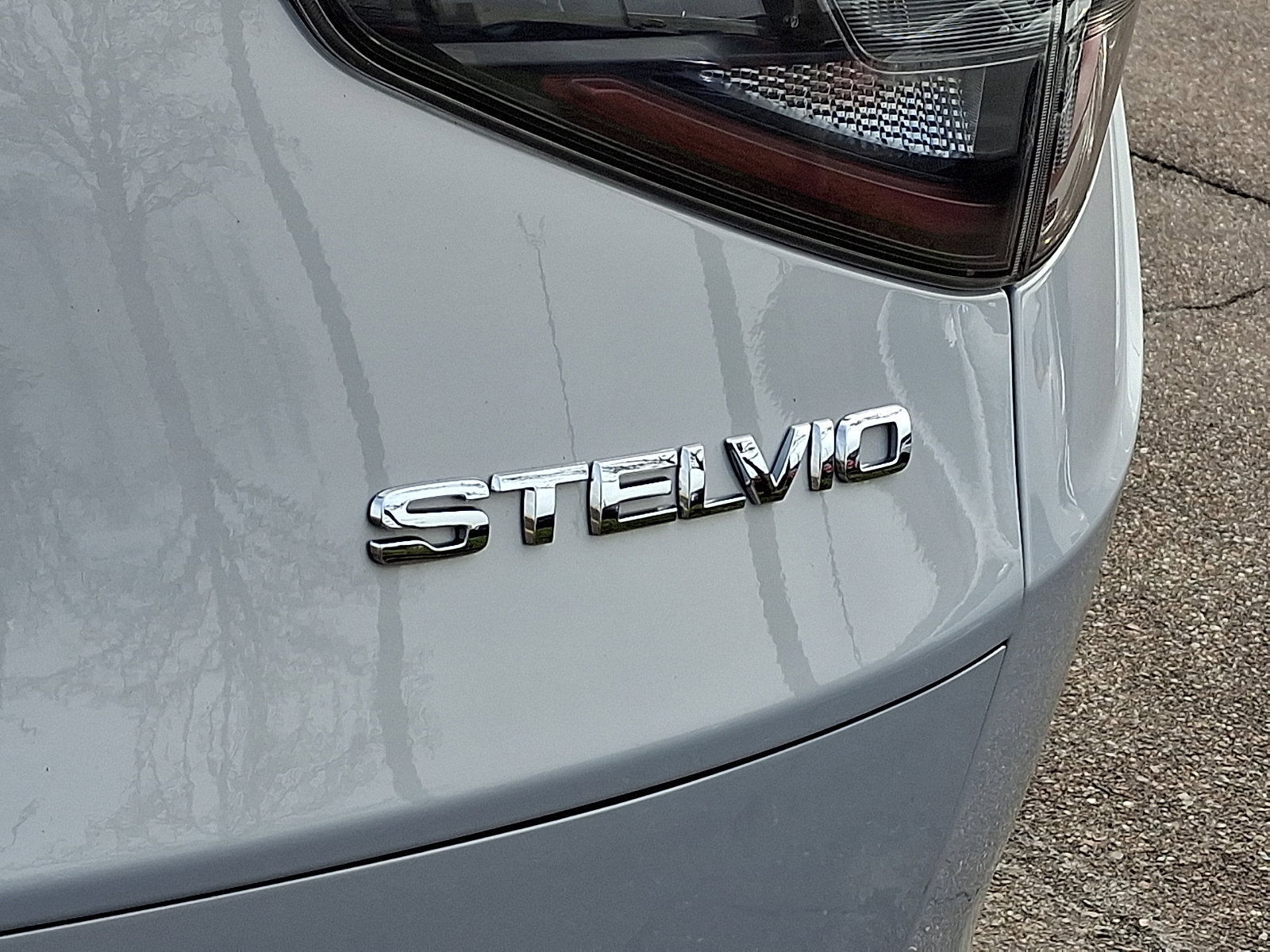 Used 2024 Alfa Romeo Stelvio Ti image 32